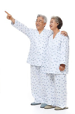 포토 JPG 스튜디오촬영 전신 모델 라이프스타일 부부 커플 여자 할아버지 노년 남자 할머니 포즈 실내 건강 서기 미소 웃음 누끼 사람 동양인 손짓 성인 두명 라이프 실버라이프 건강관리 노부부 고통 한국인 환자 가리킴 실버 60대 요양 환자복 노인만 국내포토 옷 감정 의학 관계 모션 표정 관리 인종 내부 생활 간호 성인만 파일형식