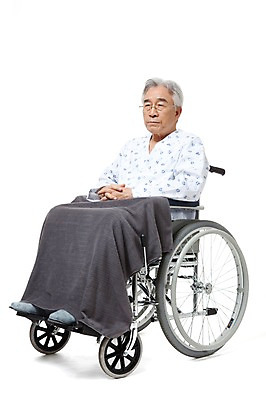 포토 JPG 스튜디오촬영 전신 모델 라이프스타일 할아버지 노년 남자 포즈 의료기기 실내 건강 한명 누끼 사람 앉기 동양인 성인 라이프 실버라이프 건강관리 고통 한국인 환자 의료용품 실버 고독 60대 휠체어 요양 환자복 노인만 노인남자만 노인남자한명만 국내포토 1 옷 감정 의학 모션 관리 인종 내부 생활 간호 남자만 남자한명만 성인만 파일형식