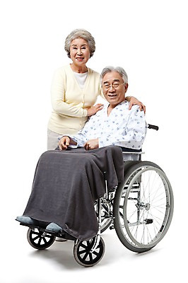 포토 JPG 스튜디오촬영 전신 모델 라이프스타일 부부 커플 여자 할아버지 노년 남자 행복 할머니 포즈 의료기기 실내 건강 서기 미소 웃음 누끼 사람 앉기 동양인 성인 두명 라이프 실버라이프 건강관리 노부부 다정 고통 한국인 환자 의료용품 실버 60대 휠체어 요양 환자복 노인만 국내포토 옷 감정 컨셉 의학 관계 모션 표정 관리 인종 내부 생활 간호 성인만 파일형식