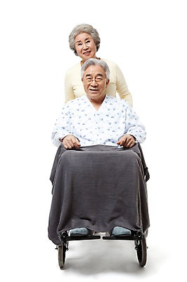 포토 JPG 스튜디오촬영 전신 모델 라이프스타일 부부 커플 여자 할아버지 노년 남자 행복 할머니 포즈 의료기기 실내 건강 서기 미소 웃음 누끼 사람 앉기 동양인 성인 두명 라이프 실버라이프 건강관리 노부부 다정 고통 한국인 환자 의료용품 실버 60대 휠체어 요양 환자복 노인만 국내포토 옷 감정 컨셉 의학 관계 모션 표정 관리 인종 내부 생활 간호 성인만 파일형식