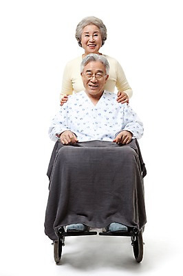 포토 JPG 스튜디오촬영 전신 모델 라이프스타일 부부 커플 여자 할아버지 노년 남자 행복 할머니 포즈 의료기기 실내 건강 서기 미소 웃음 누끼 사람 앉기 동양인 성인 두명 라이프 실버라이프 건강관리 노부부 다정 고통 한국인 환자 의료용품 실버 60대 휠체어 요양 환자복 노인만 국내포토 옷 감정 컨셉 의학 관계 모션 표정 관리 인종 내부 생활 간호 성인만 파일형식