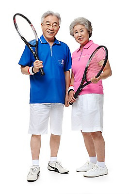 포토 JPG 스튜디오촬영 전신 모델 라이프스타일 부부 커플 여자 할아버지 노년 남자 행복 할머니 포즈 실내 건강 서기 미소 웃음 누끼 사람 동양인 손짓 성인 두명 라이프 실버라이프 운동복 운동 구기 건강관리 운동기구 노부부 다정 한국인 테니스 라켓 테니스라켓 테니스용품 실버 60대 체육복 노인만 국내포토 옷 감정 스포츠용품 스포츠 컨셉 관계 모션 표정 관리 인종 내부 생활 헬스 체육 성인만 파일형식