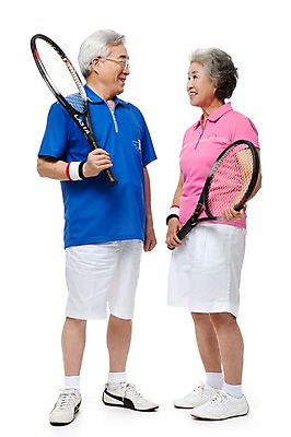 포토 JPG 스튜디오촬영 전신 모델 라이프스타일 부부 커플 여자 할아버지 노년 남자 행복 할머니 포즈 실내 건강 서기 미소 웃음 누끼 사람 동양인 손짓 성인 두명 라이프 실버라이프 운동복 운동 구기 마주보기 건강관리 운동기구 노부부 다정 한국인 테니스 라켓 테니스라켓 테니스용품 실버 60대 체육복 노인만 국내포토 옷 감정 스포츠용품 스포츠 컨셉 관계 모션 표정 관리 인종 내부 생활 헬스 체육 성인만 파일형식
