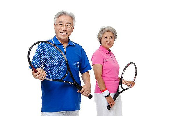 포토 JPG 스튜디오촬영 모델 라이프스타일 부부 커플 여자 할아버지 노년 남자 행복 할머니 포즈 실내 건강 서기 미소 웃음 누끼 사람 동양인 손짓 상반신 성인 두명 라이프 실버라이프 운동복 운동 구기 건강관리 운동기구 노부부 다정 한국인 테니스 라켓 테니스라켓 테니스용품 실버 60대 체육복 노인만 국내포토 옷 감정 스포츠용품 스포츠 컨셉 관계 모션 표정 관리 인종 내부 생활 헬스 체육 성인만 파일형식