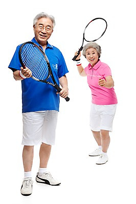 포토 JPG 스튜디오촬영 전신 모델 라이프스타일 부부 커플 여자 할아버지 노년 남자 행복 할머니 포즈 실내 건강 서기 미소 웃음 누끼 사람 동양인 손짓 성인 두명 라이프 실버라이프 운동복 운동 구기 건강관리 운동기구 노부부 다정 한국인 테니스 라켓 테니스라켓 테니스용품 실버 60대 체육복 노인만 국내포토 옷 감정 스포츠용품 스포츠 컨셉 관계 모션 표정 관리 인종 내부 생활 헬스 체육 성인만 파일형식