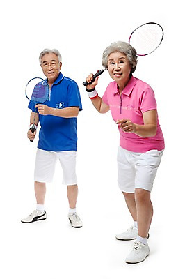 포토 JPG 스튜디오촬영 전신 모델 라이프스타일 부부 커플 여자 할아버지 노년 남자 행복 할머니 포즈 실내 건강 서기 미소 웃음 누끼 사람 동양인 손짓 성인 두명 라이프 실버라이프 운동복 운동 구기 건강관리 운동기구 노부부 다정 한국인 라켓 배드민턴라켓 실버 60대 체육복 배드민턴 노인만 국내포토 옷 감정 스포츠용품 스포츠 컨셉 관계 모션 표정 관리 인종 내부 생활 헬스 체육 성인만 파일형식