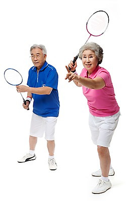 포토 JPG 스튜디오촬영 전신 모델 라이프스타일 부부 커플 여자 할아버지 노년 남자 행복 할머니 포즈 실내 건강 서기 미소 웃음 누끼 사람 동양인 손짓 성인 두명 라이프 실버라이프 운동복 운동 구기 건강관리 운동기구 노부부 다정 한국인 라켓 배드민턴라켓 실버 60대 체육복 배드민턴 노인만 국내포토 옷 감정 스포츠용품 스포츠 컨셉 관계 모션 표정 관리 인종 내부 생활 헬스 체육 성인만 파일형식
