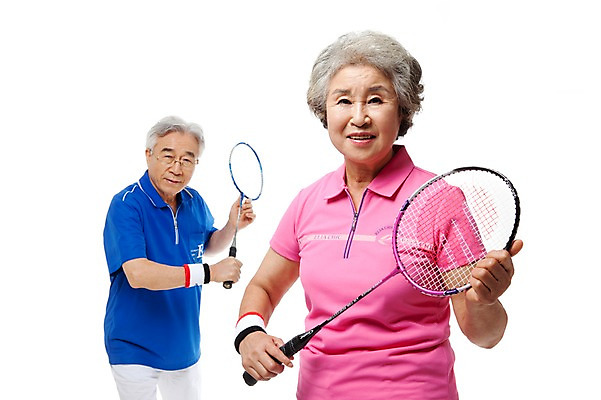 포토 JPG 스튜디오촬영 모델 라이프스타일 부부 커플 여자 할아버지 노년 남자 행복 할머니 포즈 실내 건강 서기 미소 웃음 누끼 사람 동양인 손짓 상반신 성인 두명 라이프 실버라이프 운동복 운동 구기 건강관리 운동기구 노부부 다정 한국인 라켓 배드민턴라켓 실버 60대 체육복 배드민턴 노인만 국내포토 옷 감정 스포츠용품 스포츠 컨셉 관계 모션 표정 관리 인종 내부 생활 헬스 체육 성인만 파일형식