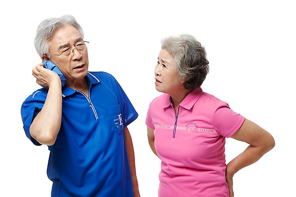 포토 JPG 스튜디오촬영 모델 라이프스타일 부부 커플 여자 할아버지 노년 남자 행복 할머니 포즈 실내 건강 누끼 사람 동양인 손짓 상반신 성인 두명 라이프 실버라이프 운동복 건강관리 노부부 다정 고통 한국인 실버 60대 체육복 찜질 노인만 국내포토 옷 감정 컨셉 관계 모션 관리 인종 내부 생활 체육 성인만 파일형식