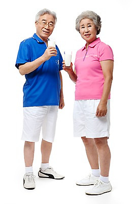 포토 JPG 스튜디오촬영 전신 모델 라이프스타일 부부 커플 여자 할아버지 노년 남자 행복 할머니 포즈 잔 실내 건강 서기 미소 웃음 들기 누끼 사람 동양인 손짓 성인 두명 라이프 컵 실버라이프 운동복 건강관리 노부부 다정 한국인 우유 실버 60대 체육복 노인만 국내포토 식기 옷 감정 컨셉 관계 모션 유제품 표정 관리 인종 내부 생활 체육 성인만 파일형식