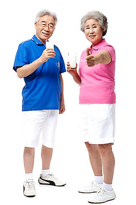 포토 JPG 스튜디오촬영 전신 모델 라이프스타일 부부 커플 여자 할아버지 노년 남자 행복 할머니 포즈 잔 실내 건강 서기 미소 웃음 들기 누끼 사람 동양인 손짓 성인 두명 라이프 컵 실버라이프 운동복 건강관리 노부부 다정 한국인 우유 엄지손가락 최고 실버 60대 넘버원 체육복 노인만 국내포토 식기 옷 감정 컨셉 손가락 관계 모션 유제품 표정 관리 인종 내부 생활 체육 성인만 파일형식