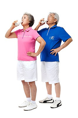 포토 JPG 스튜디오촬영 전신 모델 라이프스타일 부부 커플 여자 할아버지 노년 남자 행복 할머니 허리손 포즈 잔 실내 건강 서기 미소 웃음 누끼 사람 동양인 손짓 성인 두명 라이프 컵 실버라이프 운동복 건강관리 노부부 다정 한국인 우유 마시기 실버 60대 체육복 노인만 국내포토 식기 옷 감정 컨셉 관계 모션 유제품 표정 관리 인종 내부 생활 체육 성인만 파일형식