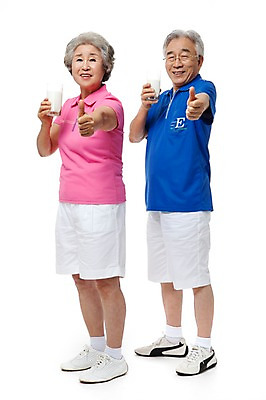 포토 JPG 스튜디오촬영 전신 모델 라이프스타일 부부 커플 여자 할아버지 노년 남자 행복 할머니 포즈 잔 실내 건강 서기 미소 웃음 들기 누끼 사람 동양인 손짓 성인 두명 라이프 컵 실버라이프 운동복 건강관리 노부부 다정 한국인 우유 엄지손가락 최고 실버 60대 넘버원 체육복 노인만 국내포토 식기 옷 감정 컨셉 손가락 관계 모션 유제품 표정 관리 인종 내부 생활 체육 성인만 파일형식