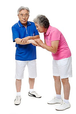 포토 JPG 스튜디오촬영 전신 모델 라이프스타일 부부 커플 여자 할아버지 노년 남자 행복 할머니 포즈 실내 건강 서기 누끼 사람 동양인 손짓 성인 두명 라이프 실버라이프 운동복 건강관리 노부부 다정 고통 한국인 실버 60대 손목 괴로움 체육복 파스 노인만 국내포토 옷 감정 컨셉 관계 모션 관리 인종 내부 생활 신체부위 의료용품 체육 성인만 파일형식