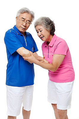 포토 JPG 스튜디오촬영 모델 라이프스타일 부부 커플 여자 할아버지 노년 남자 행복 할머니 포즈 실내 건강 서기 누끼 사람 동양인 손짓 상반신 성인 두명 라이프 실버라이프 운동복 건강관리 노부부 다정 고통 한국인 찡그림 실버 60대 괴로움 체육복 파스 팔꿈치 노인만 국내포토 옷 감정 컨셉 관계 모션 표정 관리 인종 내부 생활 신체부위 의료용품 체육 팔 성인만 파일형식