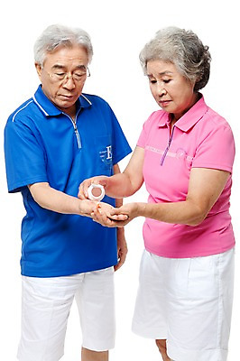 포토 JPG 스튜디오촬영 모델 라이프스타일 부부 커플 여자 할아버지 노년 남자 행복 할머니 포즈 실내 건강 서기 누끼 사람 동양인 손짓 상반신 성인 두명 라이프 실버라이프 운동복 알약 약 건강관리 노부부 다정 한국인 실버 약병 60대 체육복 노인만 국내포토 옷 감정 컨셉 의학 관계 모션 관리 인종 내부 생활 체육 병_담는 성인만 파일형식