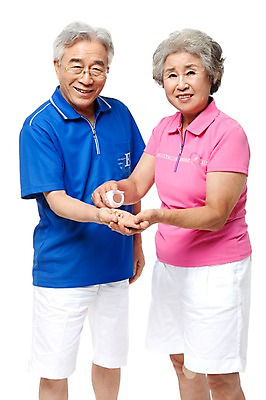 포토 JPG 스튜디오촬영 모델 라이프스타일 부부 커플 여자 할아버지 노년 남자 행복 할머니 포즈 실내 건강 서기 미소 웃음 누끼 사람 동양인 손짓 상반신 성인 두명 라이프 실버라이프 운동복 알약 약 건강관리 노부부 다정 한국인 실버 약병 60대 체육복 노인만 국내포토 옷 감정 컨셉 의학 관계 모션 표정 관리 인종 내부 생활 체육 병_담는 성인만 파일형식