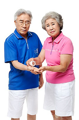 포토 JPG 스튜디오촬영 모델 라이프스타일 부부 커플 여자 할아버지 노년 남자 행복 할머니 포즈 실내 건강 서기 누끼 사람 동양인 손짓 상반신 성인 두명 라이프 실버라이프 운동복 알약 약 건강관리 노부부 다정 한국인 실버 약병 60대 체육복 노인만 국내포토 옷 감정 컨셉 의학 관계 모션 관리 인종 내부 생활 체육 병_담는 성인만 파일형식