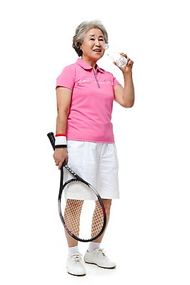 포토 JPG 스튜디오촬영 전신 모델 라이프스타일 여자 노년 할머니 포즈 휴식 실내 건강 한명 서기 미소 웃음 들기 누끼 사람 동양인 손짓 성인 라이프 실버라이프 운동복 운동 구기 건강관리 운동기구 한국인 테니스 라켓 테니스라켓 테니스용품 실버 60대 물통 물병 체육복 노인만 노인여자만 노인여자한명만 국내포토 1 옷 스포츠용품 스포츠 컨셉 모션 표정 관리 인종 내부 생활 헬스 체육 여자만 여자한명만 성인만 파일형식