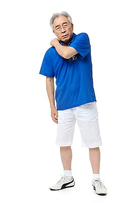 포토 JPG 스튜디오촬영 전신 모델 라이프스타일 할아버지 노년 남자 포즈 실내 건강 한명 서기 누끼 사람 동양인 손짓 성인 라이프 실버라이프 운동복 건강관리 고통 한국인 실버 60대 어깨 괴로움 체육복 어깨통증 노인만 노인남자만 노인남자한명만 국내포토 1 옷 감정 모션 관리 인종 내부 생활 신체부위 질병 체육 남자만 남자한명만 성인만 파일형식