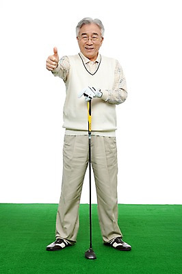 포토 JPG 스튜디오촬영 전신 모델 라이프스타일 할아버지 노년 남자 포즈 골프 레저 골프용품 실내 건강 한명 서기 미소 웃음 누끼 사람 동양인 잔디 성인 취미 라이프 레포츠 실버라이프 운동 건강관리 골프채 한국인 엄지손가락 최고 실버 60대 골프웨어 노인만 노인남자만 노인남자한명만 국내포토 식물 1 옷 스포츠용품 손가락 모션 표정 관리 인종 내부 생활 구기 남자만 남자한명만 성인만 파일형식