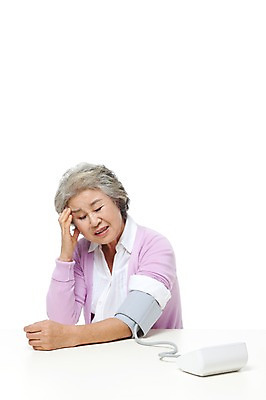 포토 JPG 스튜디오촬영 모델 라이프스타일 여자 노년 할머니 포즈 실내 건강 한명 미소 웃음 누끼 사람 앉기 동양인 손짓 상반신 성인 라이프 실버라이프 건강관리 한국인 실버 60대 혈압측정 노인만 노인여자만 노인여자한명만 국내포토 1 의학 모션 표정 관리 인종 내부 생활 측정 여자만 여자한명만 성인만 파일형식