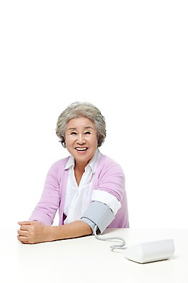 포토 JPG 스튜디오촬영 모델 라이프스타일 여자 노년 할머니 포즈 의료기기 실내 건강 한명 미소 웃음 누끼 사람 앉기 동양인 상반신 성인 라이프 실버라이프 건강관리 한국인 의료용품 실버 60대 혈압계 혈압 혈압측정 노인만 노인여자만 노인여자한명만 국내포토 1 의학 모션 표정 관리 인종 내부 생활 측정 여자만 여자한명만 성인만 파일형식