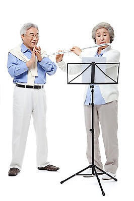 포토 JPG 스튜디오촬영 전신 모델 라이프스타일 부부 커플 여자 할아버지 노년 남자 행복 종이 할머니 악기 음악 포즈 연주 실내 관악기 서기 미소 웃음 누끼 사람 동양인 손짓 성인 취미 두명 라이프 실버라이프 노부부 다정 한국인 실버 보면대 60대 플루트 박수 악보 노인만 평생교육 국내포토 교육 감정 컨셉 관계 모션 문화예술 표정 인종 내부 생활 성인만 파일형식