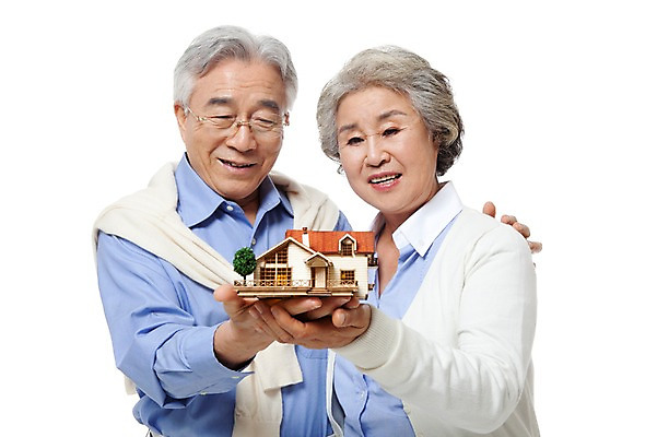 포토 JPG 스튜디오촬영 모델 라이프스타일 부부 커플 응시 여자 할아버지 노년 남자 행복 할머니 포즈 어깨동무 주택 실내 미소 웃음 들기 누끼 사람 동양인 상반신 성인 취미 두명 라이프 실버라이프 모형 노부부 다정 한국인 실버 60대 건축모형 조립 노인만 국내포토 시선 감정 컨셉 관계 모션 표정 인종 내부 건물 생활 성인만 파일형식