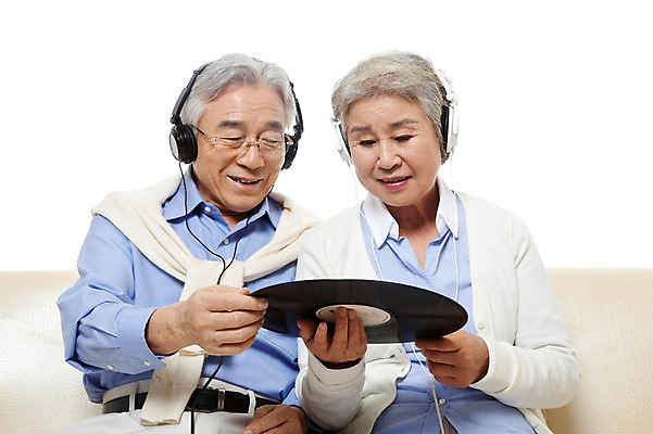 포토 JPG 스튜디오촬영 모델 라이프스타일 부부 커플 여자 할아버지 노년 남자 행복 할머니 음악 포즈 실내 미소 웃음 들기 누끼 사람 앉기 동양인 상반신 성인 취미 두명 라이프 실버라이프 노부부 헤드폰 다정 음악감상 한국인 실버 60대 노인만 국내포토 감정 음향기기 컨셉 관계 모션 문화예술 표정 인종 내부 생활 감상 성인만 파일형식