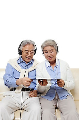 포토 JPG 스튜디오촬영 모델 라이프스타일 부부 커플 응시 여자 할아버지 노년 남자 행복 할머니 음악 포즈 의자 실내 미소 웃음 들기 누끼 사람 앉기 동양인 상반신 성인 취미 두명 라이프 실버라이프 소파 노부부 헤드폰 다정 음악감상 한국인 실버 60대 노인만 국내포토 시선 감정 음향기기 가구 컨셉 관계 모션 문화예술 표정 인종 내부 생활 감상 성인만 파일형식