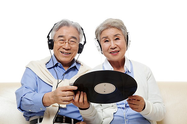 포토 JPG 스튜디오촬영 모델 라이프스타일 부부 커플 여자 할아버지 노년 남자 행복 할머니 음악 포즈 실내 미소 웃음 들기 누끼 사람 앉기 동양인 상반신 성인 취미 두명 라이프 실버라이프 노부부 헤드폰 다정 음악감상 한국인 실버 60대 노인만 국내포토 감정 음향기기 컨셉 관계 모션 문화예술 표정 인종 내부 생활 감상 성인만 파일형식