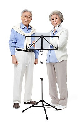 포토 JPG 스튜디오촬영 전신 모델 라이프스타일 부부 커플 여자 할아버지 노년 남자 행복 종이 할머니 악기 음악 포즈 연주 실내 관악기 서기 미소 웃음 누끼 사람 동양인 성인 취미 두명 라이프 실버라이프 노부부 다정 한국인 실버 보면대 60대 플루트 악보 노인만 평생교육 국내포토 교육 감정 컨셉 관계 모션 문화예술 표정 인종 내부 생활 성인만 파일형식