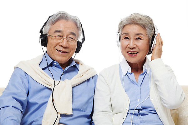 포토 JPG 스튜디오촬영 모델 라이프스타일 부부 커플 여자 할아버지 노년 남자 행복 할머니 음악 포즈 실내 미소 웃음 누끼 사람 앉기 동양인 상반신 성인 취미 두명 라이프 실버라이프 노부부 헤드폰 다정 음악감상 한국인 실버 60대 노인만 국내포토 감정 음향기기 컨셉 관계 모션 문화예술 표정 인종 내부 생활 감상 성인만 파일형식
