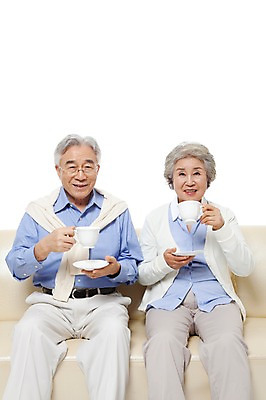 포토 JPG 스튜디오촬영 모델 라이프스타일 부부 커플 여자 할아버지 노년 남자 행복 할머니 포즈 의자 티타임 실내 미소 웃음 누끼 사람 앉기 동양인 상반신 성인 두명 라이프 실버라이프 소파 노부부 다정 한국인 마시기 실버 차 60대 커피잔 찻잔 컵받침 노인만 국내포토 감정 커피 음료 가구 컨셉 관계 모션 휴식 잔 표정 인종 내부 생활 받침대 성인만 파일형식