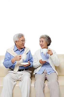 포토 JPG 스튜디오촬영 모델 라이프스타일 부부 커플 여자 할아버지 노년 남자 행복 할머니 포즈 의자 티타임 실내 미소 웃음 누끼 사람 앉기 동양인 상반신 성인 두명 라이프 실버라이프 소파 마주보기 노부부 다정 한국인 마시기 실버 차 60대 커피잔 찻잔 컵받침 노인만 국내포토 감정 커피 음료 가구 컨셉 관계 모션 휴식 잔 표정 인종 내부 생활 받침대 성인만 파일형식