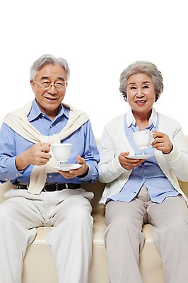 포토 JPG 스튜디오촬영 모델 라이프스타일 부부 커플 여자 할아버지 노년 남자 행복 할머니 포즈 의자 티타임 실내 미소 웃음 누끼 사람 앉기 동양인 상반신 성인 두명 라이프 실버라이프 소파 노부부 다정 한국인 마시기 실버 차 60대 커피잔 찻잔 컵받침 노인만 국내포토 감정 커피 음료 가구 컨셉 관계 모션 휴식 잔 표정 인종 내부 생활 받침대 성인만 파일형식