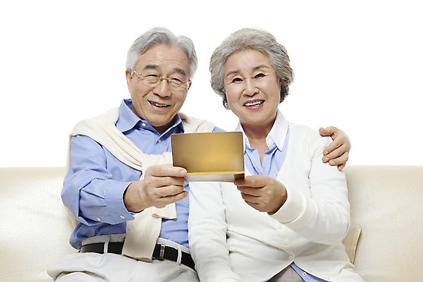 포토 JPG 스튜디오촬영 모델 라이프스타일 부부 커플 여자 할아버지 노년 남자 행복 할머니 포즈 의자 실내 미소 웃음 누끼 사람 앉기 동양인 상반신 성인 두명 라이프 금융 경제 실버라이프 소파 노부부 다정 저축 한국인 실버 60대 재테크 가정경제 통장 노인만 국내포토 감정 가구 컨셉 가정 관계 모션 표정 인종 내부 생활 성인만 파일형식