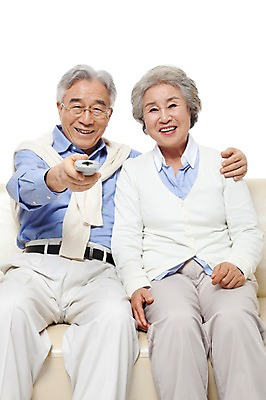 포토 JPG 스튜디오촬영 모델 라이프스타일 부부 커플 여자 할아버지 노년 남자 행복 할머니 포즈 의자 어깨동무 실내 미소 웃음 누끼 사람 앉기 동양인 상반신 성인 두명 라이프 실버라이프 소파 노부부 다정 한국인 실버 60대 리모컨 티비시청 노인만 국내포토 감정 가구 컨셉 관계 모션 표정 인종 내부 생활 시청_보고들음 성인만 파일형식