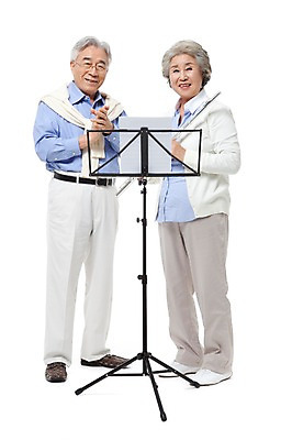 포토 JPG 스튜디오촬영 전신 모델 라이프스타일 부부 커플 여자 할아버지 노년 남자 행복 종이 할머니 악기 음악 포즈 연주 실내 관악기 서기 미소 웃음 누끼 사람 동양인 손짓 성인 취미 두명 라이프 실버라이프 노부부 다정 한국인 실버 보면대 60대 플루트 박수 악보 노인만 평생교육 국내포토 교육 감정 컨셉 관계 모션 문화예술 표정 인종 내부 생활 성인만 파일형식