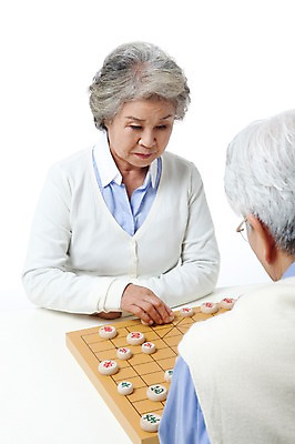 포토 JPG 스튜디오촬영 모델 라이프스타일 부부 커플 여자 할아버지 노년 남자 행복 할머니 포즈 생활용품 놀이 실내 누끼 사람 앉기 동양인 상반신 성인 취미 두명 라이프 실버라이프 놀이용품 노부부 다정 한국인 게임 실버 60대 장기알 장기짝 장기판 노인만 국내포토 장기놀이 감정 컨셉 관계 모션 인종 내부 생활 오브젝트 성인만 파일형식