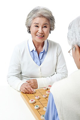 포토 JPG 스튜디오촬영 모델 라이프스타일 부부 커플 여자 할아버지 노년 남자 행복 할머니 포즈 생활용품 놀이 실내 미소 웃음 누끼 사람 앉기 동양인 상반신 성인 취미 두명 라이프 실버라이프 놀이용품 노부부 다정 한국인 게임 실버 60대 장기알 장기짝 장기판 노인만 국내포토 장기놀이 감정 컨셉 관계 모션 표정 인종 내부 생활 오브젝트 성인만 파일형식