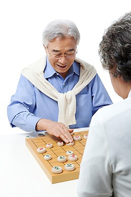 포토 JPG 스튜디오촬영 모델 라이프스타일 부부 커플 여자 할아버지 노년 남자 행복 할머니 포즈 생활용품 놀이 실내 미소 웃음 누끼 사람 앉기 동양인 상반신 성인 취미 두명 라이프 실버라이프 놀이용품 노부부 다정 한국인 게임 실버 60대 장기알 장기짝 장기판 노인만 국내포토 장기놀이 감정 컨셉 관계 모션 표정 인종 내부 생활 오브젝트 성인만 파일형식