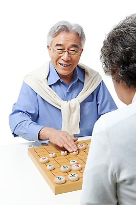 포토 JPG 스튜디오촬영 모델 라이프스타일 부부 커플 여자 할아버지 노년 남자 행복 할머니 포즈 생활용품 놀이 실내 미소 웃음 누끼 사람 앉기 동양인 상반신 성인 취미 두명 라이프 실버라이프 놀이용품 노부부 다정 한국인 게임 실버 60대 장기알 장기짝 장기판 노인만 국내포토 장기놀이 감정 컨셉 관계 모션 표정 인종 내부 생활 오브젝트 성인만 파일형식