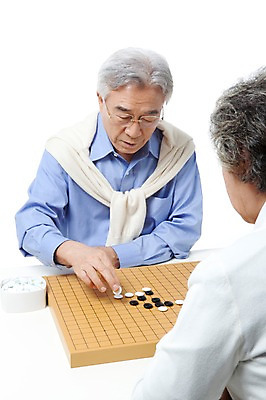 포토 JPG 스튜디오촬영 모델 라이프스타일 부부 커플 여자 할아버지 노년 남자 행복 할머니 포즈 생활용품 놀이 실내 누끼 사람 앉기 동양인 상반신 성인 취미 두명 라이프 실버라이프 놀이용품 노부부 다정 한국인 게임 실버 60대 바둑 바둑알 바둑판 노인만 국내포토 감정 컨셉 관계 모션 인종 내부 생활 오브젝트 성인만 파일형식