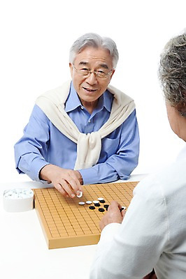 포토 JPG 스튜디오촬영 모델 라이프스타일 부부 커플 여자 할아버지 노년 남자 행복 할머니 포즈 생활용품 놀이 실내 미소 웃음 누끼 사람 앉기 동양인 상반신 성인 취미 두명 라이프 실버라이프 놀이용품 노부부 다정 한국인 게임 실버 60대 바둑 바둑알 바둑판 노인만 국내포토 감정 컨셉 관계 모션 표정 인종 내부 생활 오브젝트 성인만 파일형식