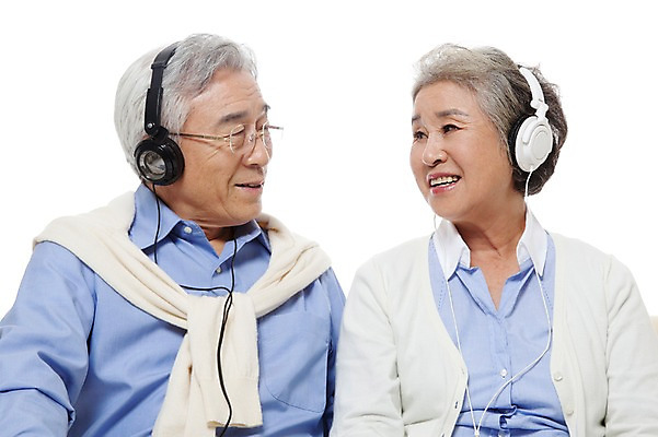 포토 JPG 스튜디오촬영 모델 라이프스타일 부부 커플 여자 할아버지 노년 남자 행복 할머니 음악 포즈 실내 미소 웃음 누끼 사람 앉기 동양인 상반신 성인 취미 두명 라이프 실버라이프 마주보기 노부부 헤드폰 다정 음악감상 한국인 실버 60대 노인만 국내포토 감정 음향기기 컨셉 관계 모션 문화예술 표정 인종 내부 생활 감상 성인만 파일형식