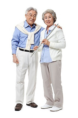 포토 JPG 스튜디오촬영 전신 모델 라이프스타일 부부 커플 여자 할아버지 노년 남자 행복 할머니 악기 음악 포즈 연주 어깨동무 실내 관악기 서기 미소 웃음 누끼 사람 동양인 성인 취미 두명 라이프 실버라이프 노부부 다정 한국인 실버 60대 플루트 노인만 평생교육 국내포토 교육 감정 컨셉 관계 모션 문화예술 표정 인종 내부 생활 성인만 파일형식