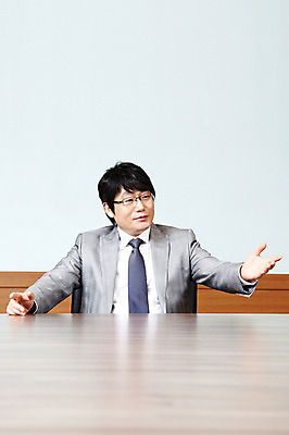 포토 JPG 라이프스타일 남자 40대 중년 포즈 비즈니스 CEO 모션 중년라이프 탁자 실내 한명 미소 웃음 사람 앉기 동양인 정장 손짓 상반신 성인 라이프 사무실 한국인 직장인 비즈니스맨 사장 책상 회의실 리더 남자만 남자한명만 중년만 중년남자만 중년남자한명만 국내포토 직업 1 옷 가구 표정 인종 내부 생활 성인만 파일형식