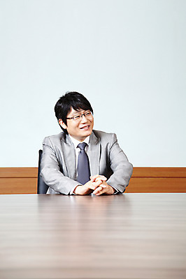 포토 JPG 라이프스타일 남자 40대 중년 포즈 비즈니스 CEO 모션 중년라이프 탁자 실내 한명 미소 웃음 사람 앉기 동양인 정장 손짓 상반신 성인 라이프 사무실 한국인 직장인 비즈니스맨 사장 책상 회의실 리더 남자만 남자한명만 중년만 중년남자만 중년남자한명만 국내포토 직업 1 옷 가구 표정 인종 내부 생활 성인만 파일형식